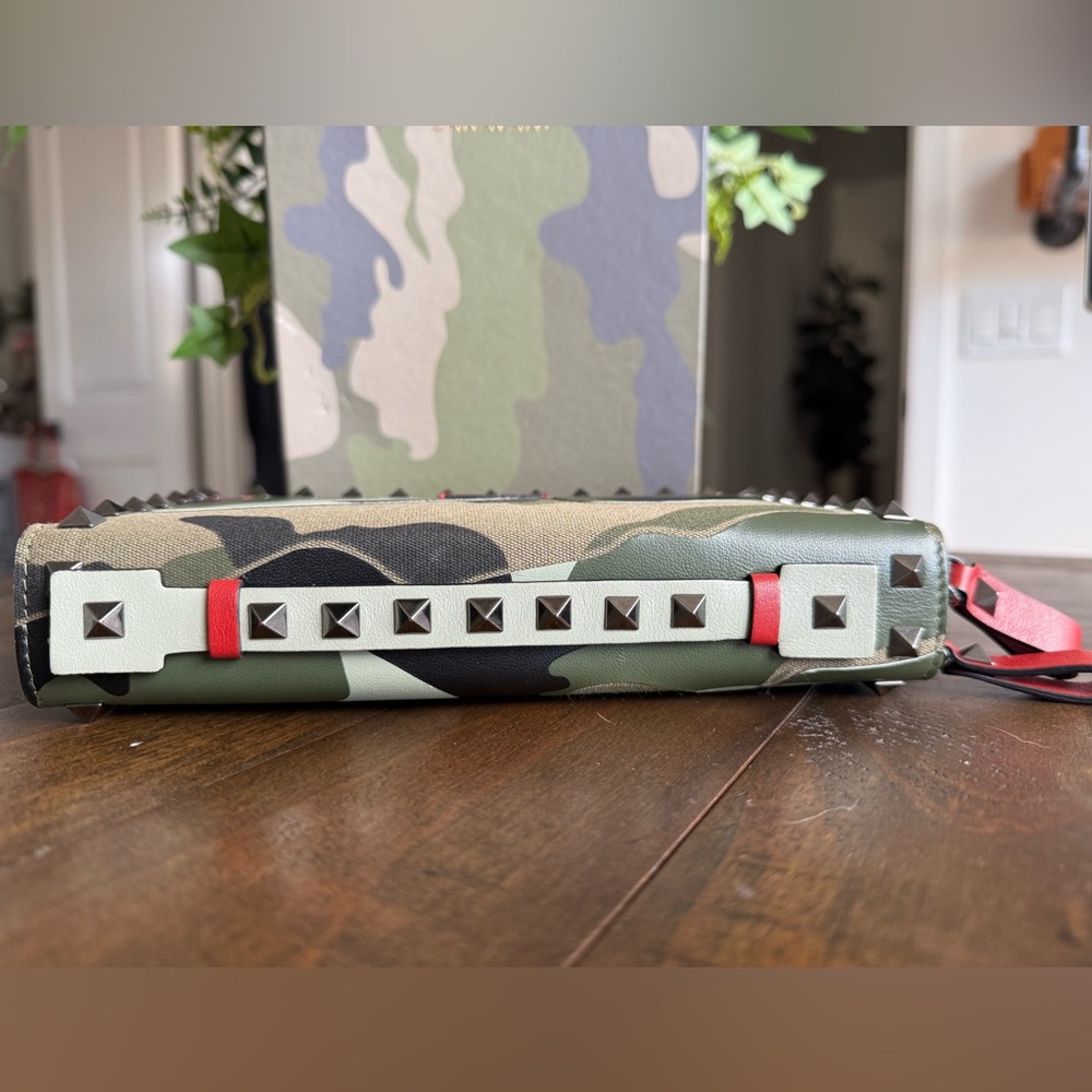 🌟🌟SOLD🌟🌟EUC Valentino Nappa Canvas Camouflage Rockstud Organizer Wallet - Picture 6 of 12